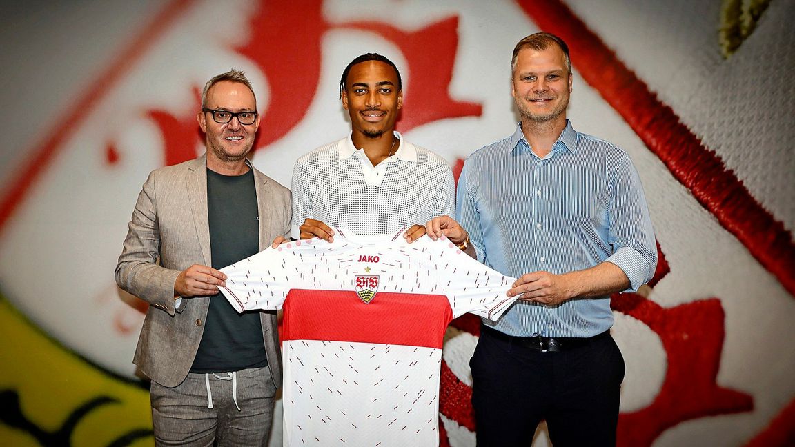 Der nächste Neuzugang: Jamie Leweling zwischen dem Vorstandsvorsitzenden Alexander Wehrle (links) und Sportdirektor Fabian Wohlgemuth
