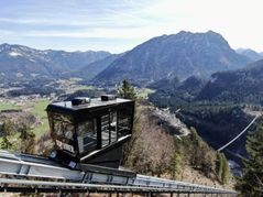 Mit dem Schrägaufzug auf den Aussichtsberg Schlosskopf.