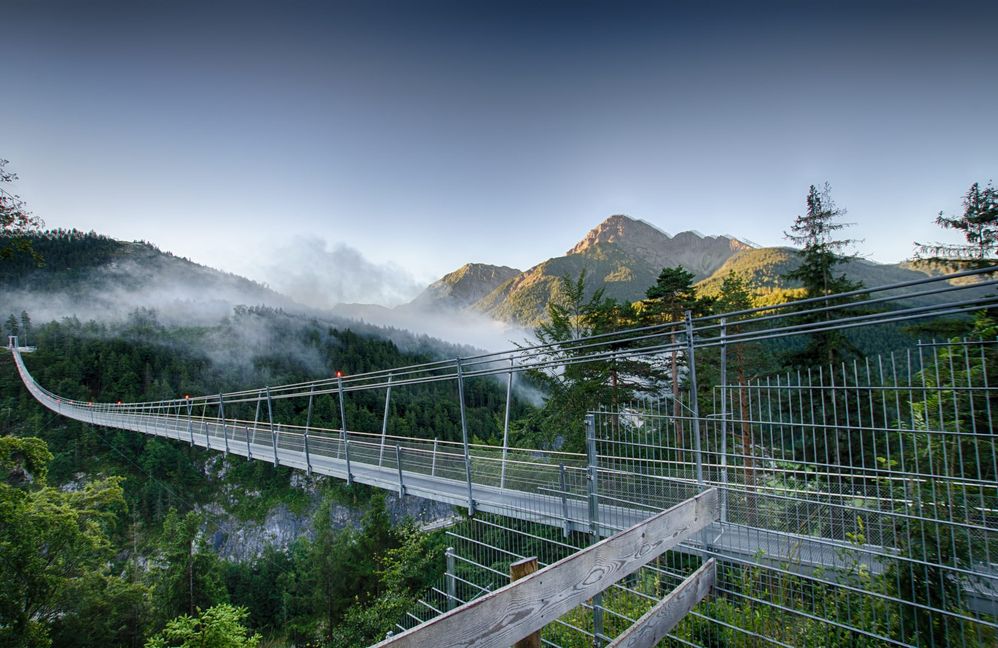Wie ein Band spannt sich die Highline 179 über das Tal.