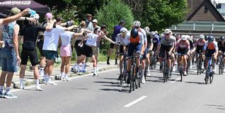 Wasser, Wasser, Wasser: Am Anstieg aus Magstadt heraus durften die Rennfahrer von ihren Betreuern Getränke annehmen.