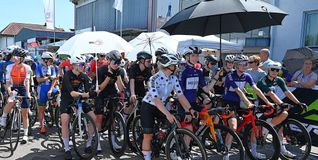 Sonnenschutz für die Rennfahrerinnen vor dem Start. In der ersten Reihe in der Mitte links Leni Bauer (Siegerin bei den Juniorinnen) und in der Mitte rechts Frauen-Siegerin Valerie Moser.