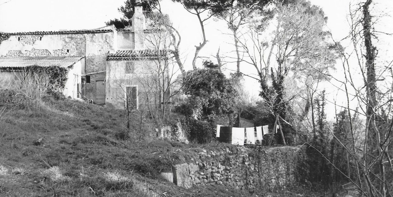 Wenn die Wäsche auf der Leine ein Schrottauto im Garten verhüllt. Ein Bild der Domaine Bellevue aus dem Jahr 1990.