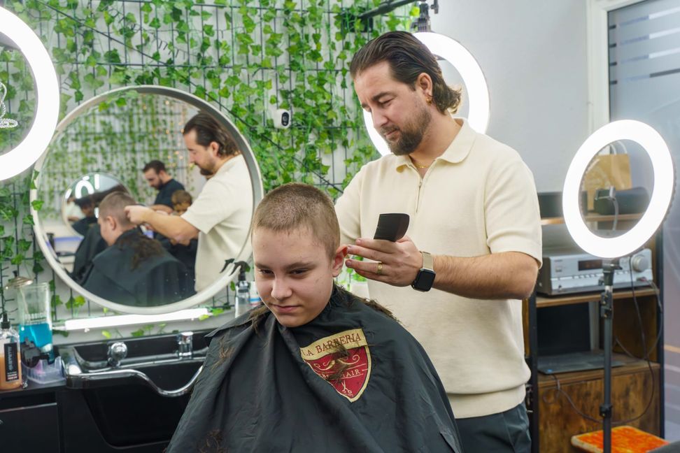 Andreas Contino schneidet dem 13-jährigen Maximilian Charton kostenlos die Haare. Nur Trinkgeld hat der Friseur für seine Arbeit genommen.