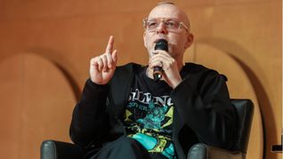 Thomas D. spricht im Rahmen einer Benefiz-Reihe der Evangelischen Kirche Stuttgart zugunsten der Telefonseelsorge.