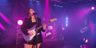 Zuweilen greift Sängerin Jule Borchhardt auch selbst zur Gitarre, so wie im Sindelfinger Pavillon.