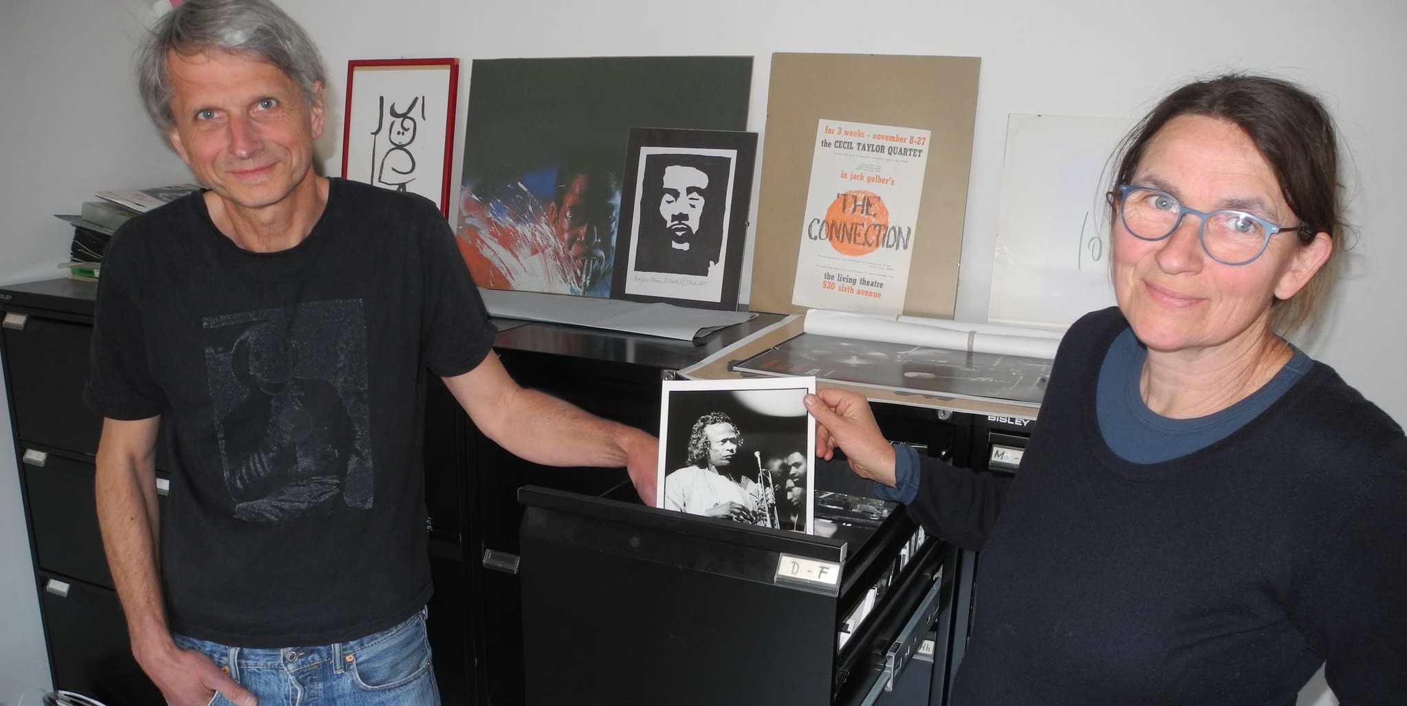 Adam Olschewski und die in Sindelfingen aufgewachsene Anja Freckmann in der Redaktion des Jazz Podium vor dem Fotoarchiv.