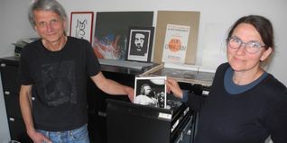 Adam Olschewski und die in Sindelfingen aufgewachsene Anja Freckmann in der Redaktion des Jazz Podium vor dem Fotoarchiv.