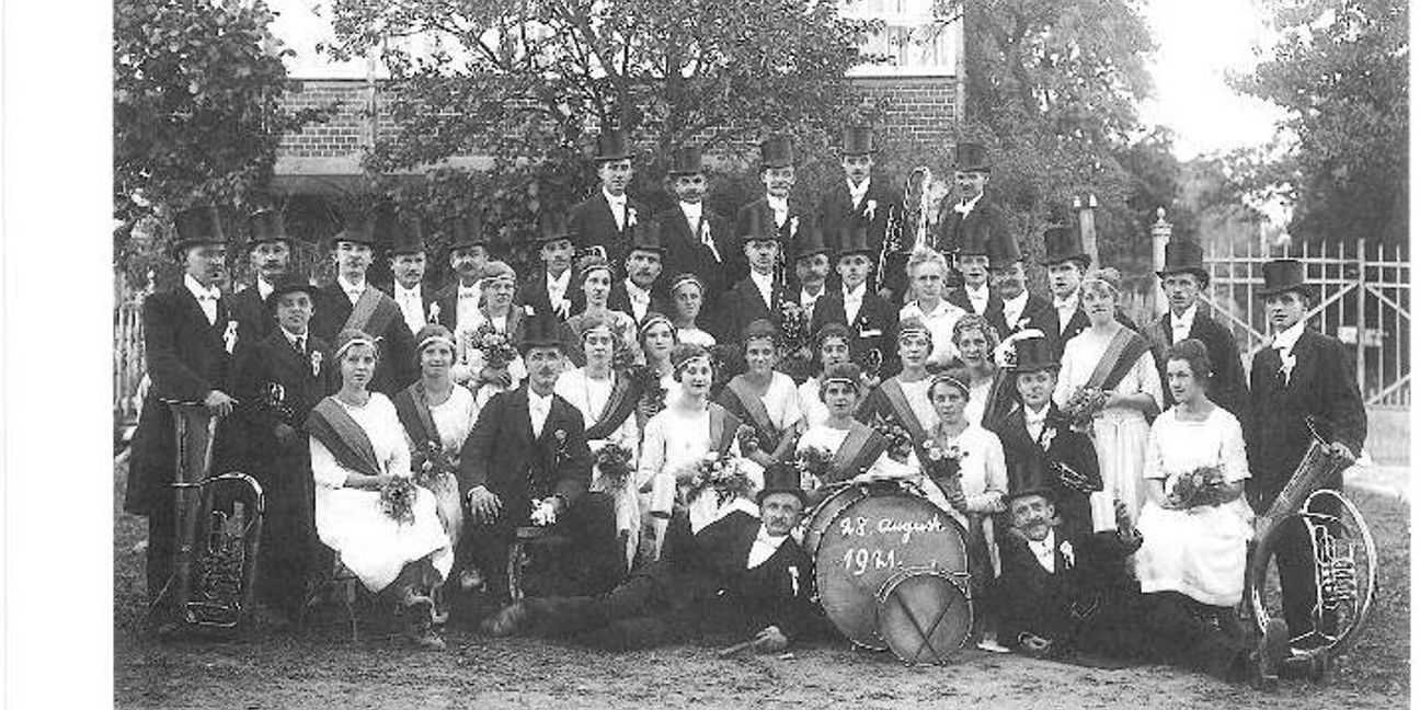 Die Musikkapelle Eintracht 1921 - die Damen sind freilich keine Aktiven. 1961 spielten erstmals Frauen mit.