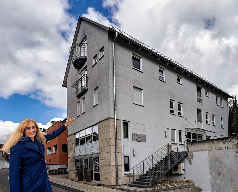 Gegenüber der Rückseite des Rathauses können in einem kurzen Weg über die Straße die neuen Räume für das Bauamt erreicht werden. Bürgermeisterin Helena Österle zeigt, wo sich das Bauamt künftig befindet. 140 Quadratmeter stehen auf Höhe des seitlichen Eingangs für das Amt zur Verfügung.
