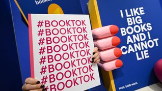 In der BookTok-Community tauschen sich vor allem junge Menschen über ihre Lieblingsbücher aus. (Archivbild)