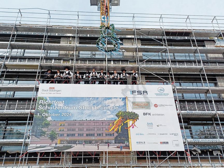 Noch haben die Handwerker die Weingläser in der Hand. Kurz darauf werden sie in die Tiefe geworfen - wie es sich für ein Richtfest gehört.