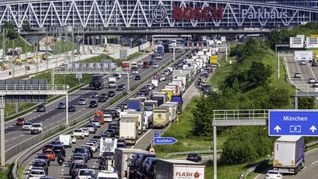Auch auf der A8 im Raum Stuttgart kann es an Pfingsten voll werden. (Archivbild)