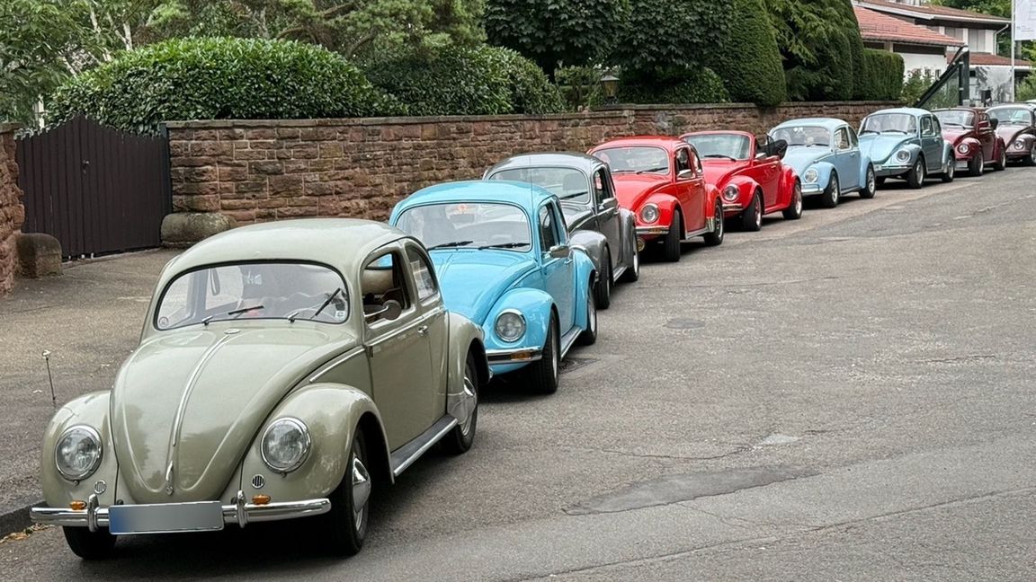 Am 3. Juli 2025 versammelte sich ein Schwarm bunter Käfer vor den Toren der Porsche-Villa in Stuttgart Nord.