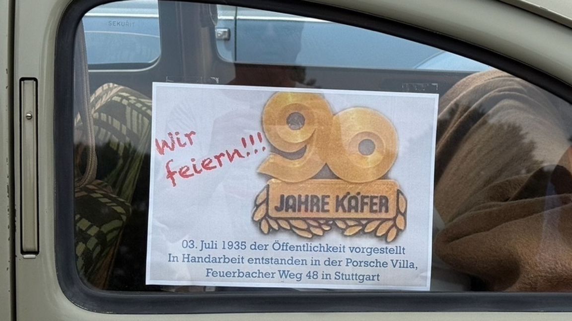 Der Infozettel im Seitenfenster  erklärt die Aktion der Käfer-Fans zum 90. Geburtstag des Prototyps.