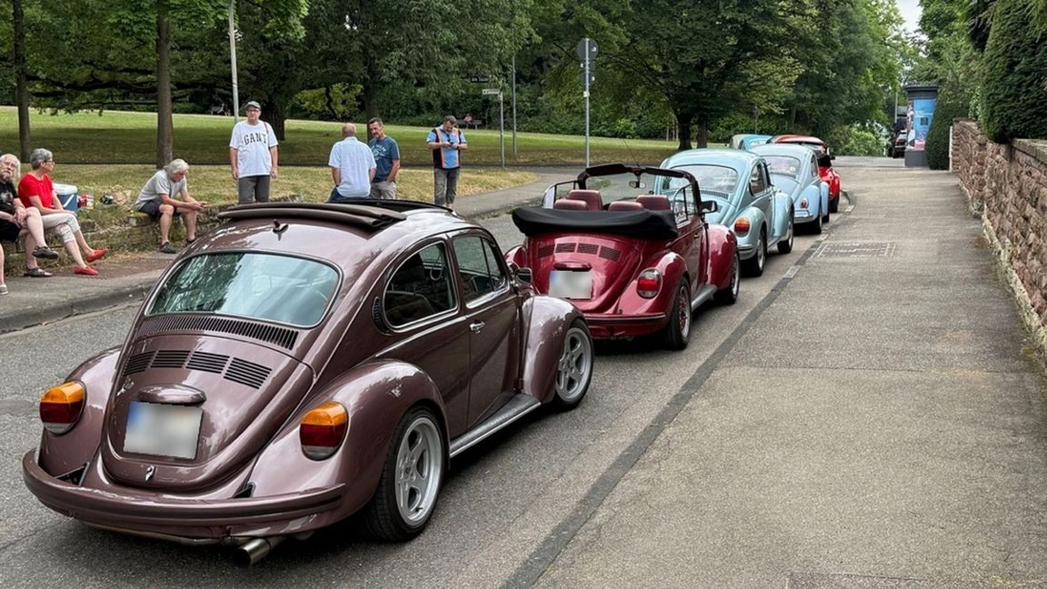 Käfer verschiedenster Farben, Baureihen und Ausführungen: Das Fahrzeug wurde von 1938 bis 2003 gebaut, in Deutschland bis 1978.