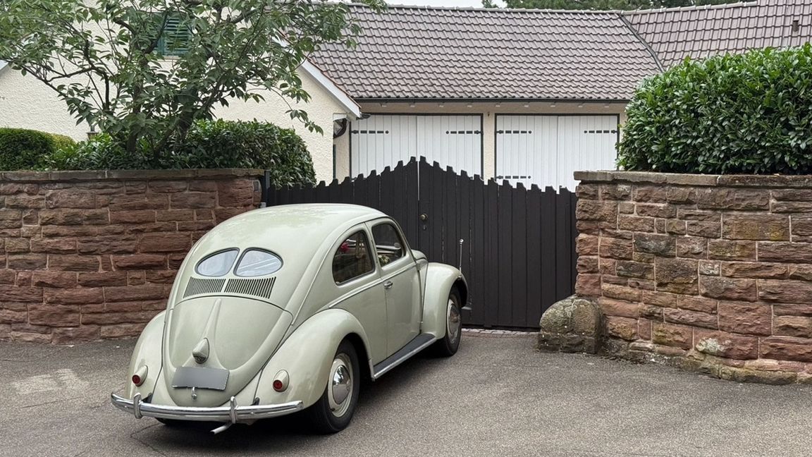 Besuch beim Elternhaus: Ein VW Käfer vor den Toren der Porsche-Villa, in deren Garage der erste Prototyp gebaut wurde.