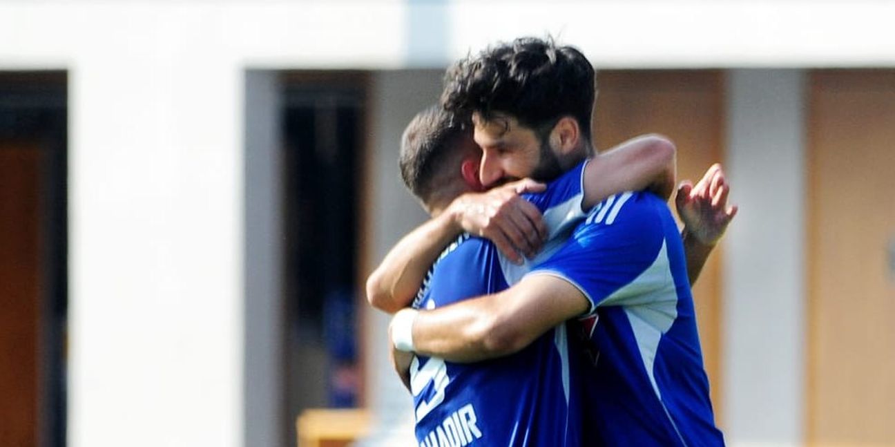 Gute Laune in Sindelfingen: Tahir Bahadir und Gianluca Gamuzza jubeln über das 2:0 beim Auftaktspiel gegen den FV Sontheim/Brenz. Ähnliche Bilder gab es am ersten Spieltag bei der SV Böblingen und beim TSV Ehningen.