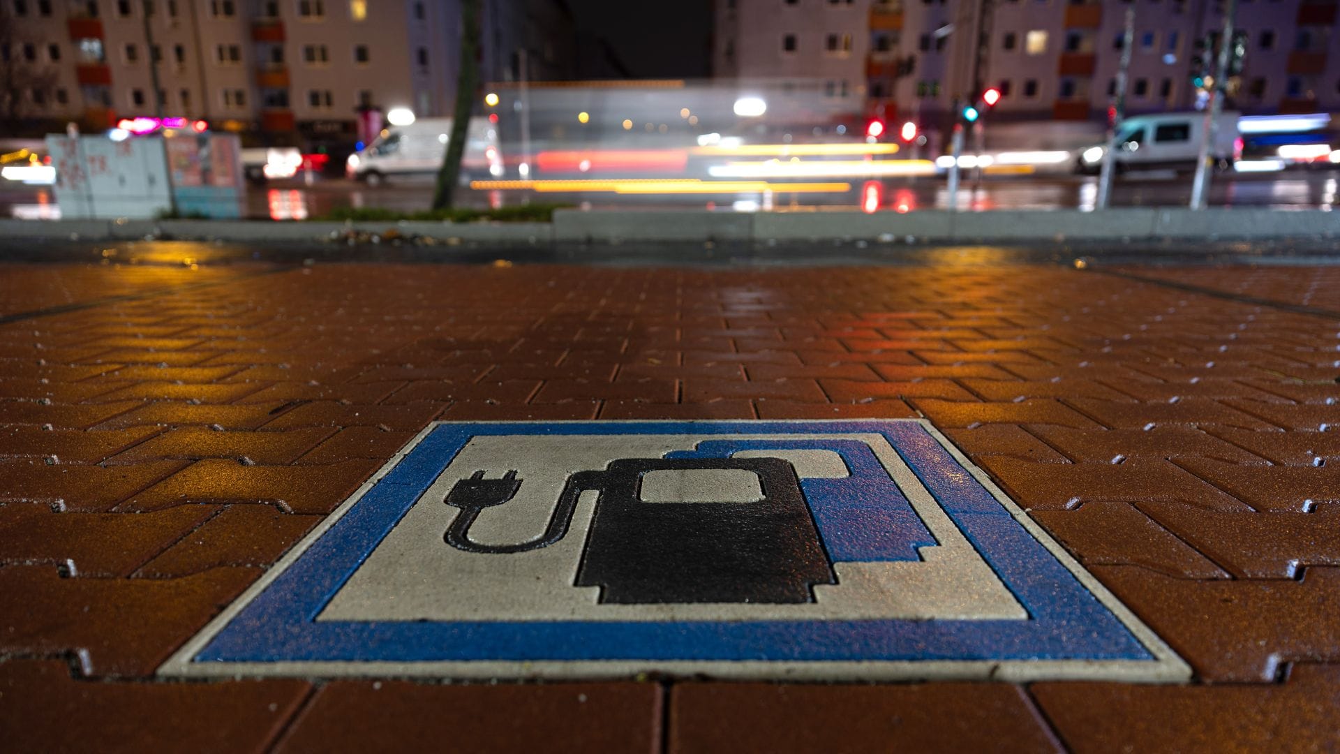 Die Bundesregierung wollte bis zum Jahr 2030 mindestens 15 Millionen Batterieautos auf den Straßen. Nach Hochrechnung der Unternehmensberatung Deloitte könnten es gut 11 Millionen werden.