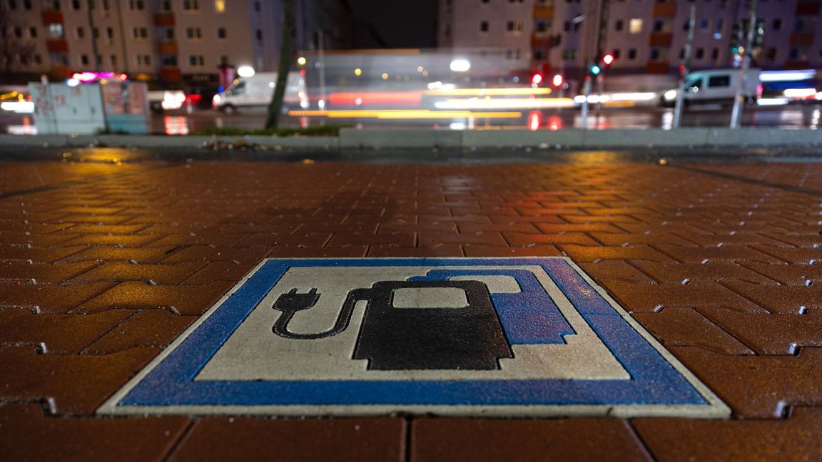 Die Bundesregierung wollte bis zum Jahr 2030 mindestens 15 Millionen Batterieautos auf den Straßen. Nach Hochrechnung der Unternehmensberatung Deloitte könnten es gut 11 Millionen werden.