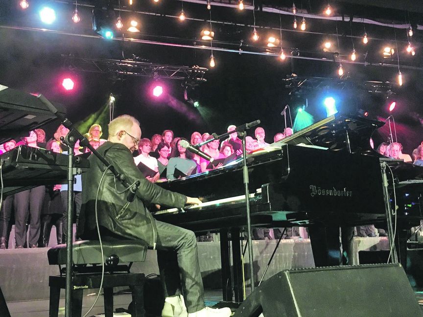 Dieter Falk bei seinem Auftritt vor rund 600 begeisterten Zuhörern in der Sindelfinger Stadthalle.  Bild: z