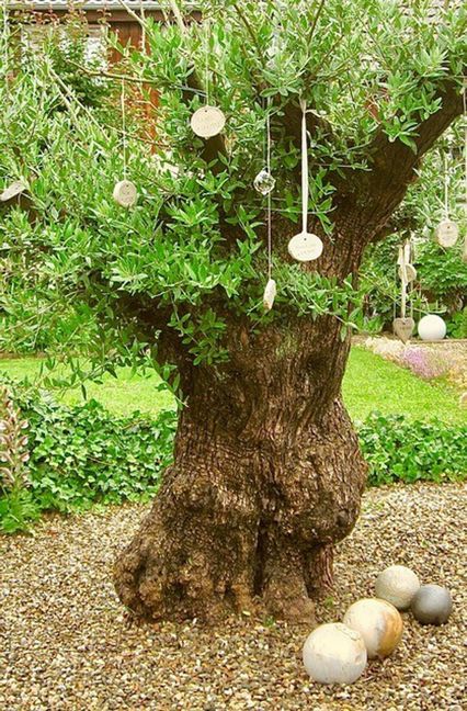 Keramik als Blickfänger im Garten . . .
 Foto: Frank M. von Berger
