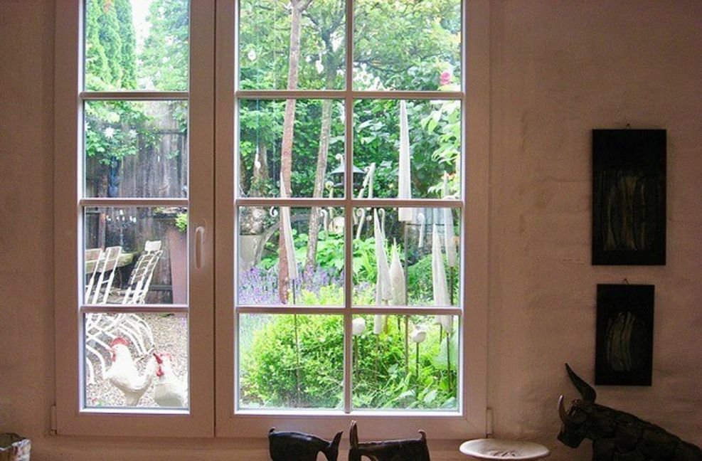 Blick aus dem Atelier, in dem die Gärtnerin und Keramikerin arbeitet, auf den Garten.
 Foto: Frank M. von Berger