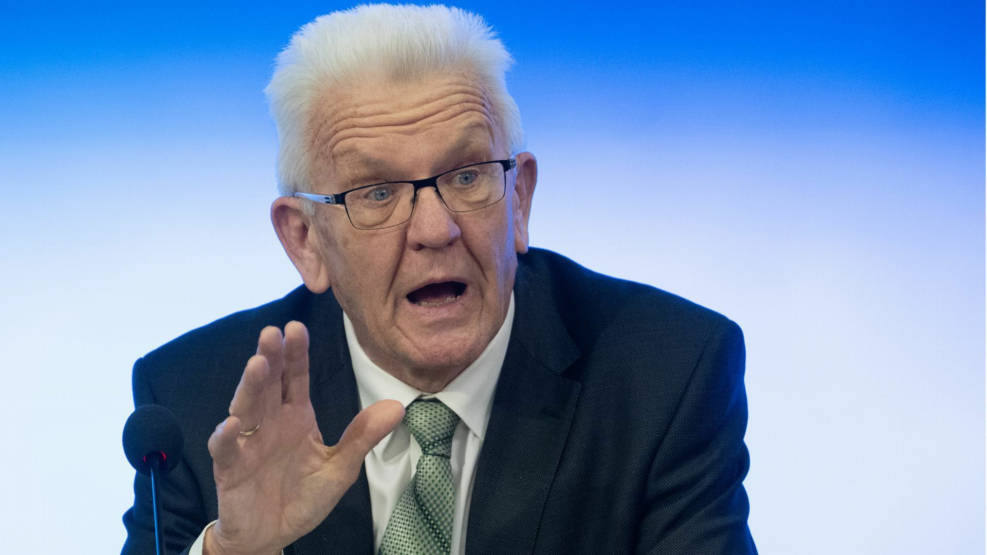Winfried Kretschmann verweist auf begrenzte Mittel.  Foto: dpa/Marijan Murat