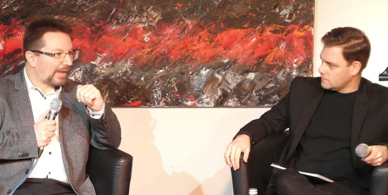 Dr. Michael Blume und Florian Wahl (von links) im Gespräch.