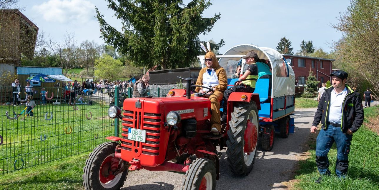 Mit dem Osterhasen ging es bei der Böblinger Jugendfarm über die Felder. Bild: Nüßle