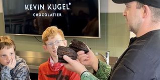 Manufakturleiter Sebastian Bator erklärt den Klostergarten-Grundschülern anschaulich den Aufbau einer Kakaofrucht.