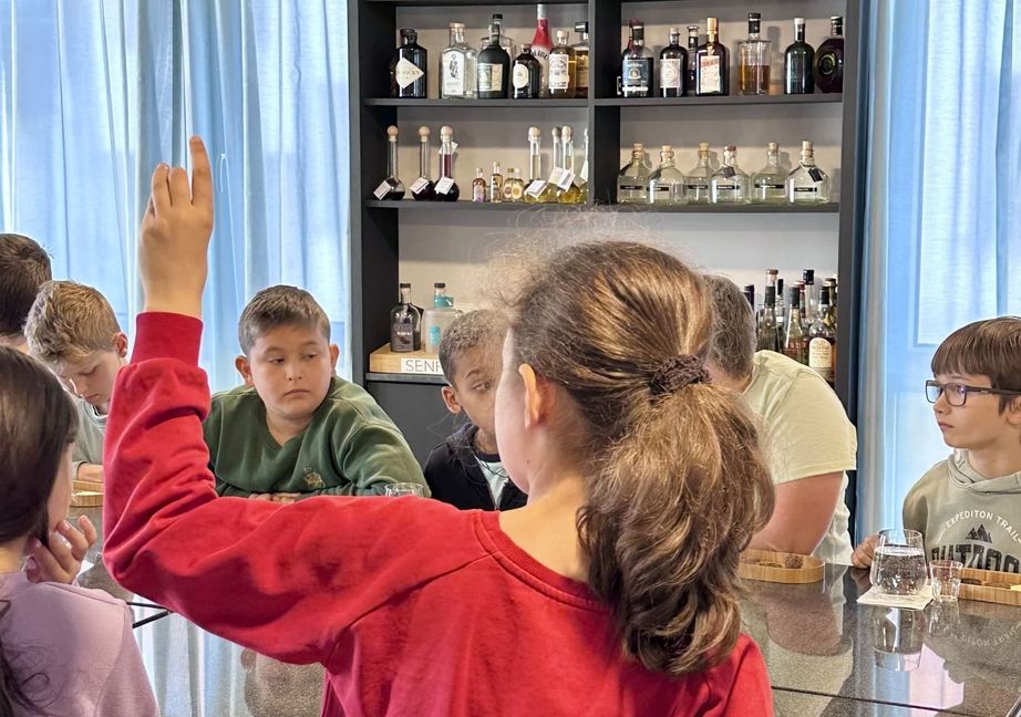 Gut vorbereitet und voller Neugier: Die Kinder stellen viele Fragen rund um den fairen Kakaoanbau.