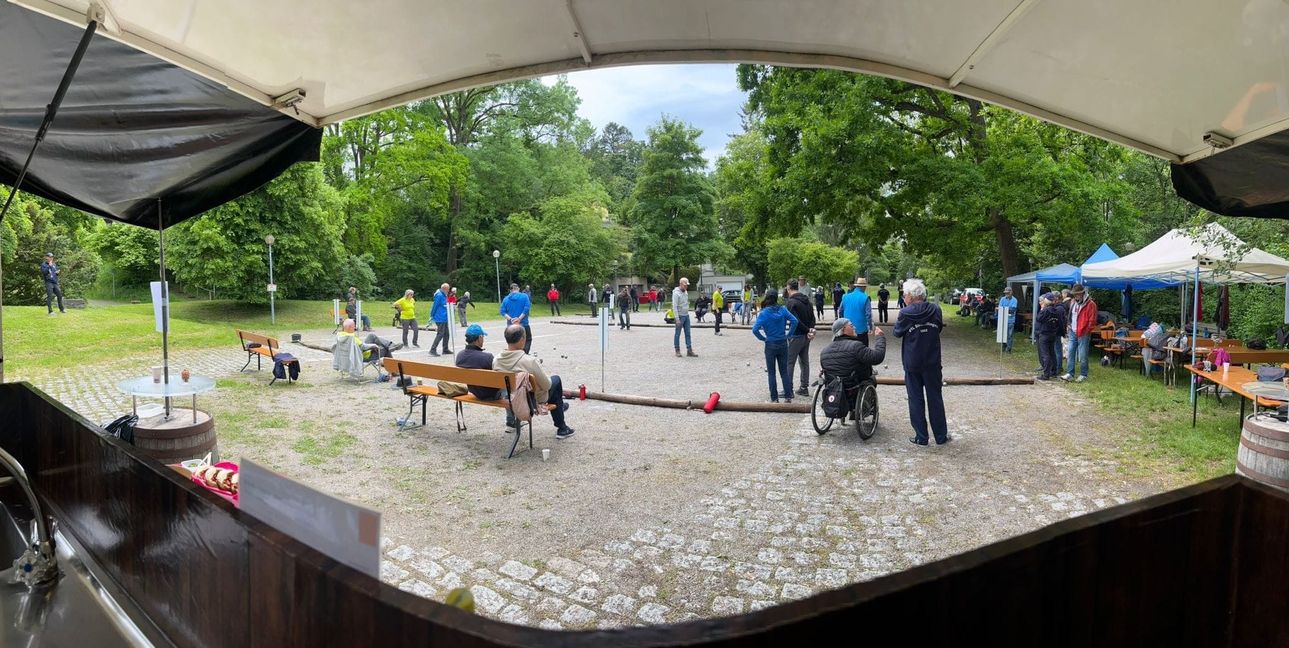 Der Parkplatz vor der Klosterseehalle wird zum Spielfeld für die Bezirksliga Neckar-Alb.