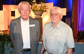 Hartmut Schmolz (links) und Helmut Walentin (rechts) sind seit 60 Jahren Mitglieder der Raiffeisenbank Aidlingen und wurden dafür in der Generalversammlung geehrt.