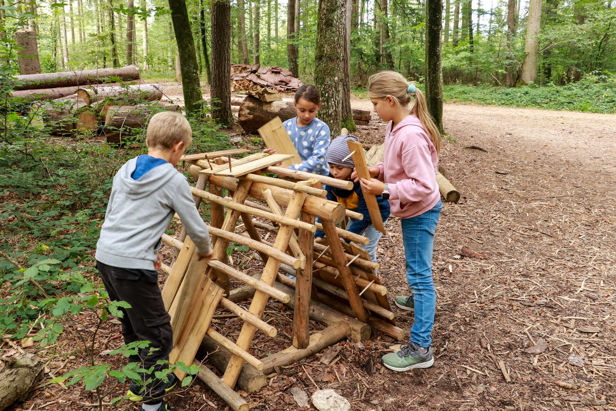 Für das kleine Holzgdach benötigt man viele Schindeln, für die richtigen Dächer noch viel mehr.