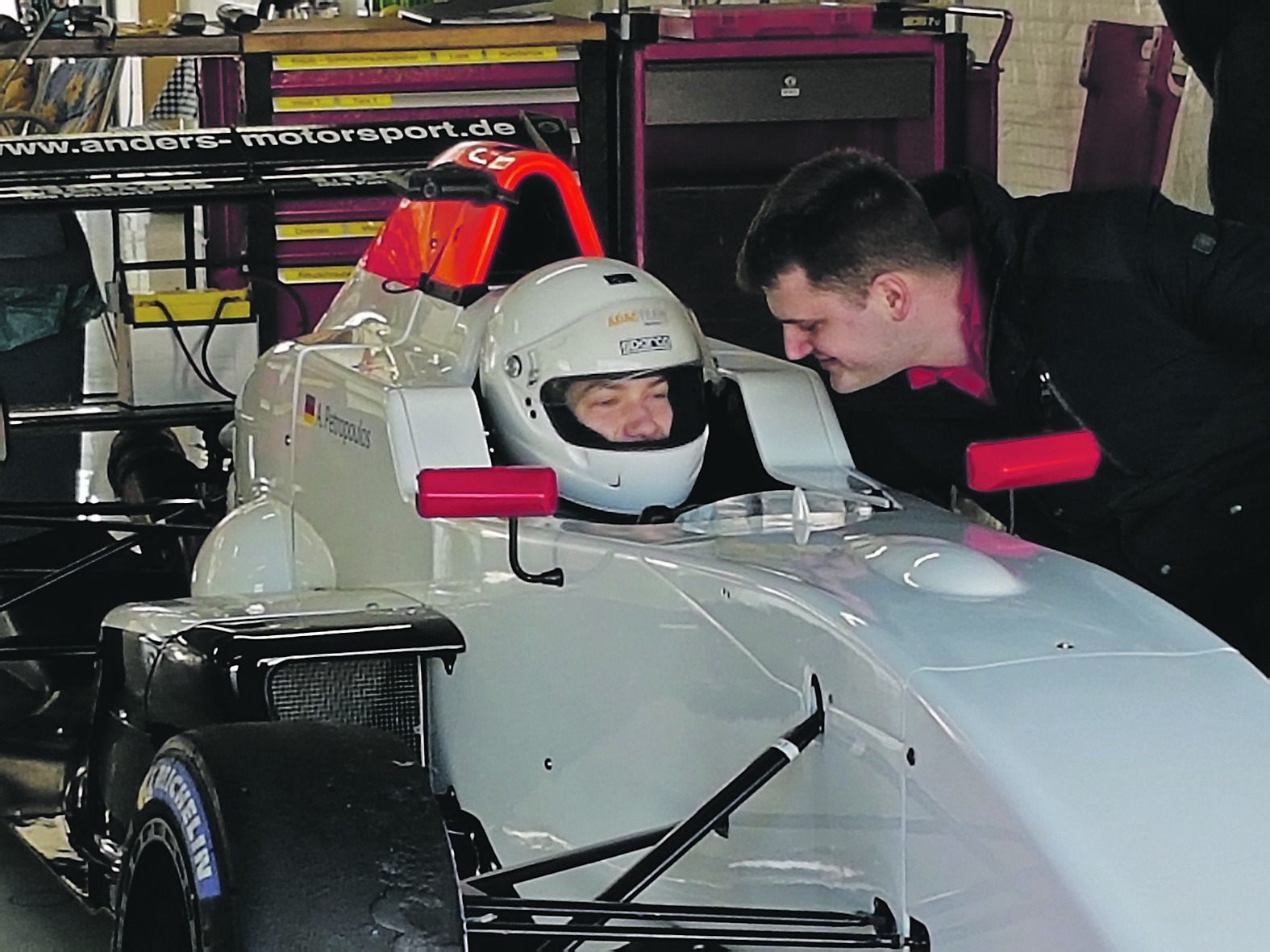 André Petropoulos bekommt die letzten Anweisungen vor seiner Testfahrt auf dem Hockenheimring. Der Maichinger überzeugt und bekam eine Einladung für weitere Tests. Bild: z