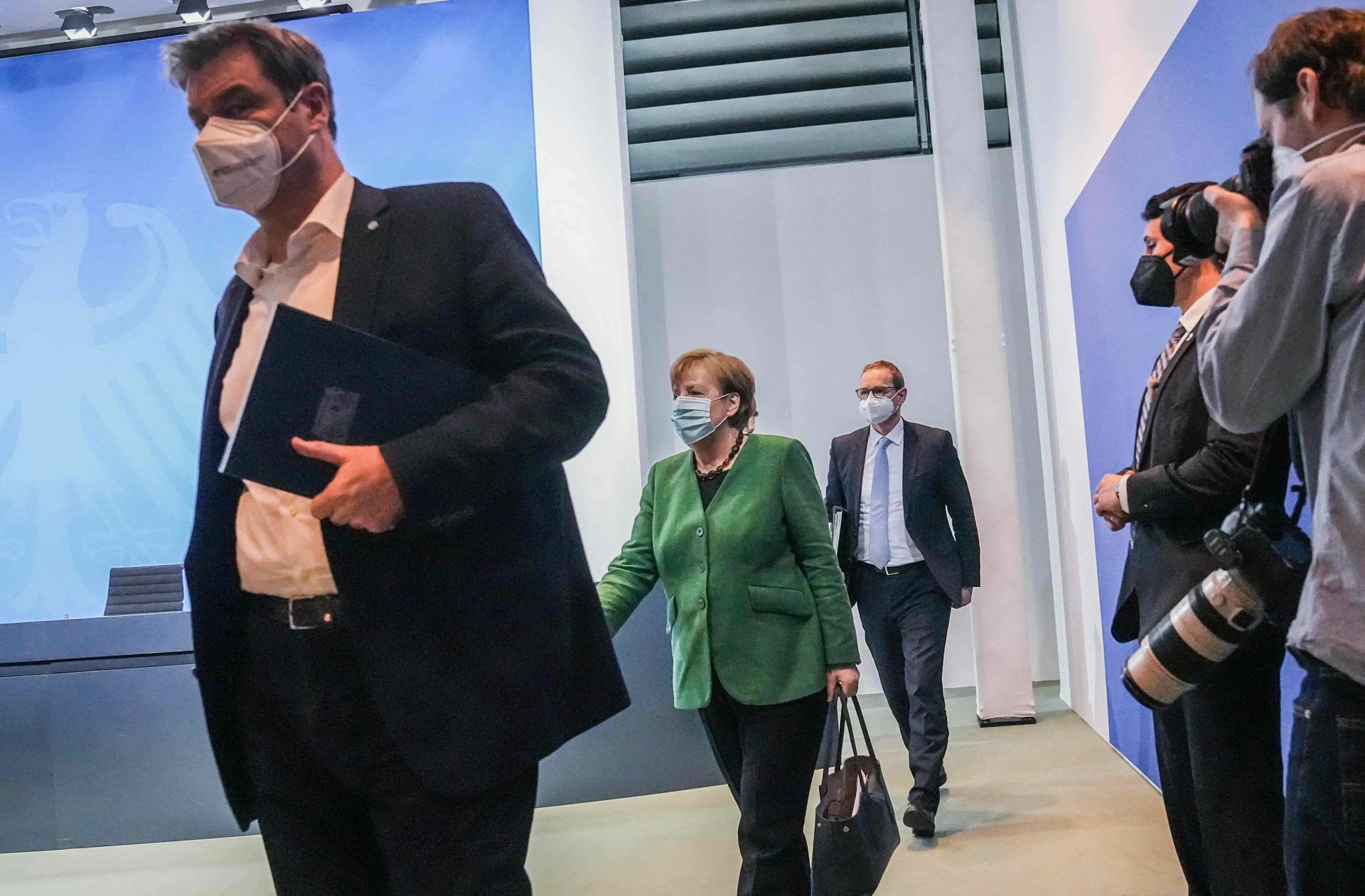 Bayerns Ministerpräsident Markus Söder, Kanzlerin Angela Merkel und Berlins Regierender Bürgermeister Michael Müller (von links) erläutern die Beschlüsse. Foto: AFP/MICHAEL KAPPELER
