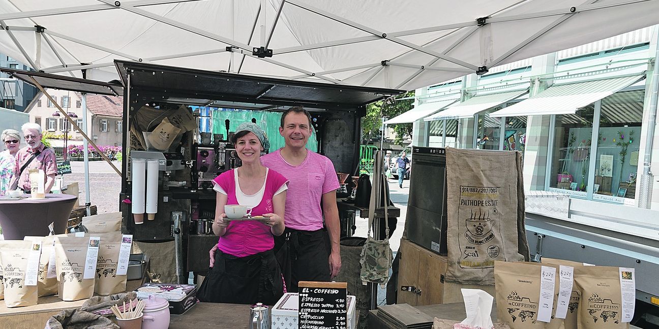 Carmen Döffinger und Andreas Terschawetz wollen jede Gelegenheit nutzen, mit ihrem Kaffee-Stand auch samstags auf den Sindelfinger Wochenmarkt zu kommen. Bild: Nüßle/A