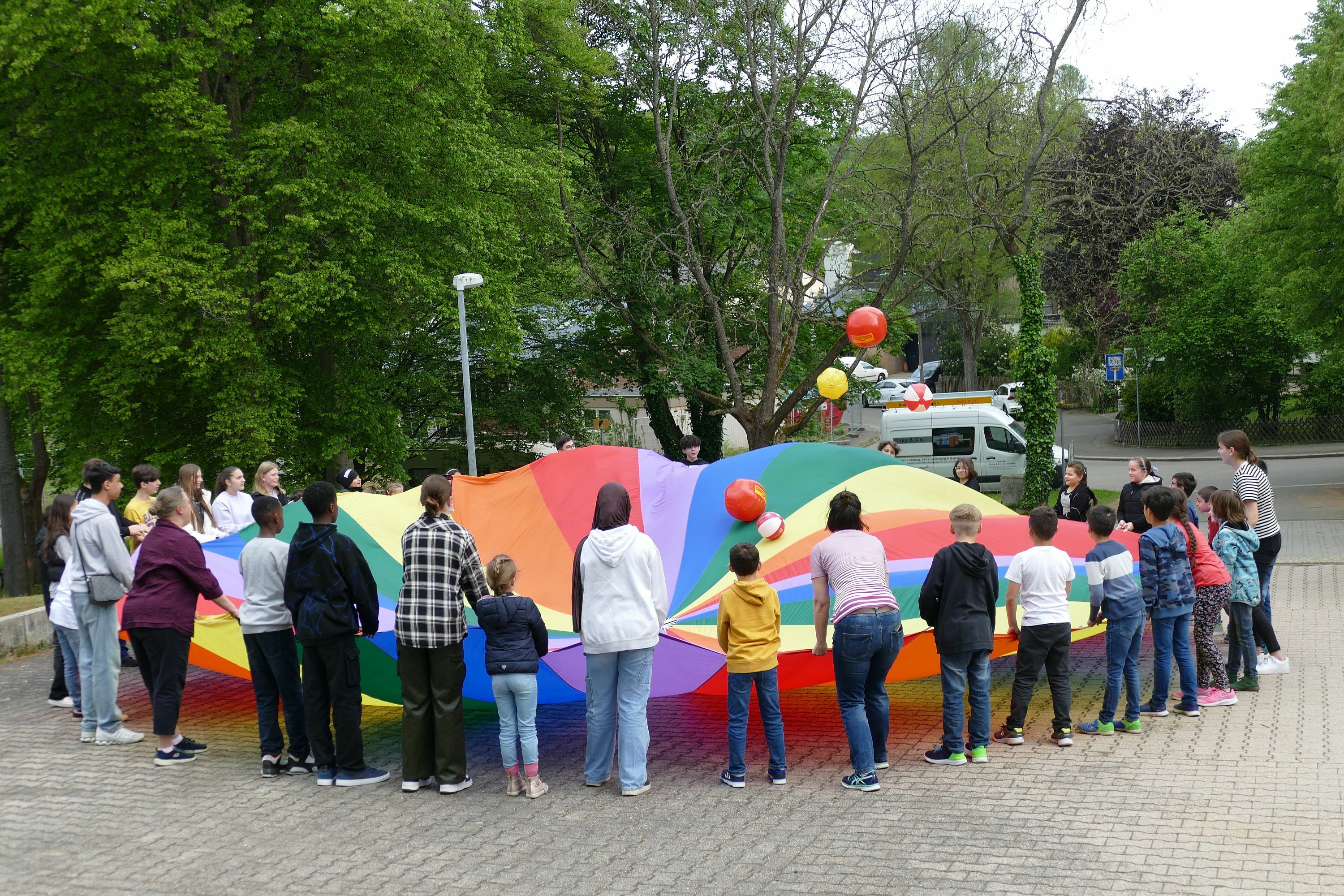Mit der großen Fahne machten die Schülerinnen und Schüle der Eichholzschule Wind. Bild: Lück