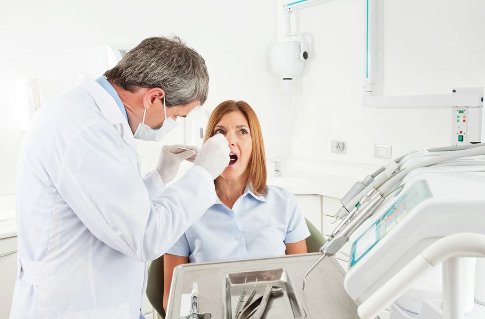 Ein Zahnarzt setzt die Implantate ein.
 Foto: Adobe Stock/Robert Knesc..