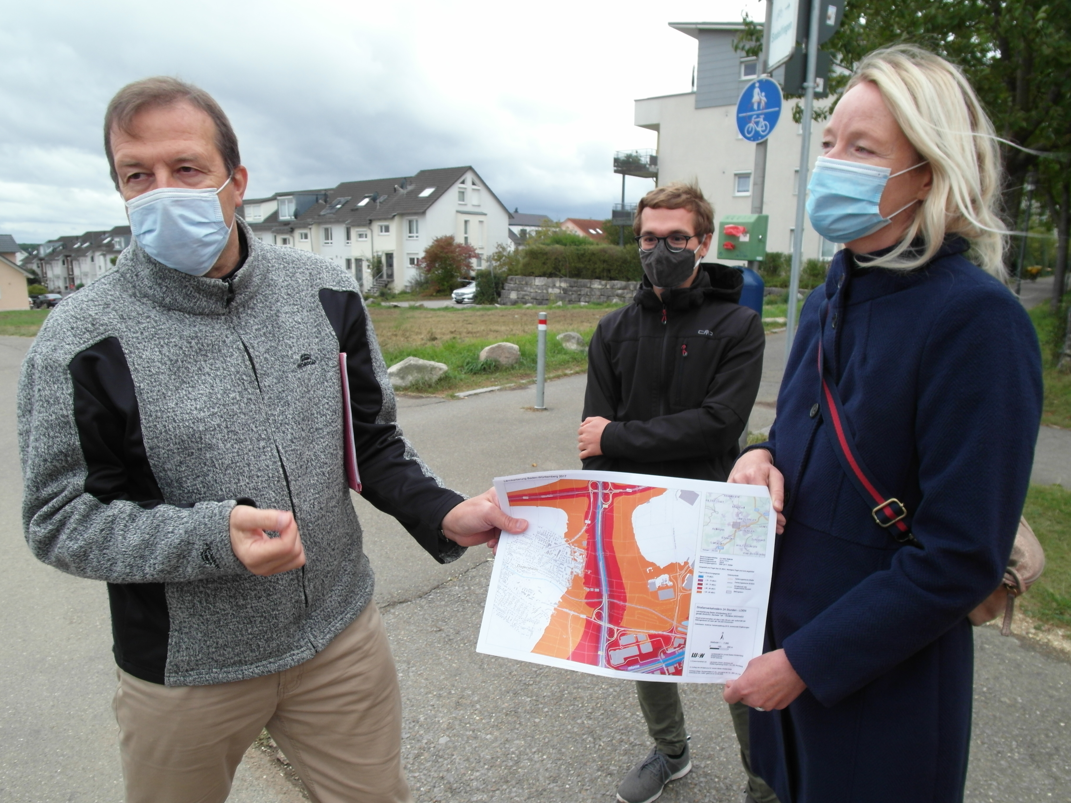 Der Lärmschutzbeauftragte des Landes, Thomas Marwein, der Grünen-Fraktionsvorsitzende im Dagersheimer Ortschaftsrat, Tim Göhner, und die Landtagsabgeordnete Thekla Walker erläutern anhand einer Lärmkarte, wie stark Dagersheim durch die B464 beeinträchtigt wird. Bild: Staber