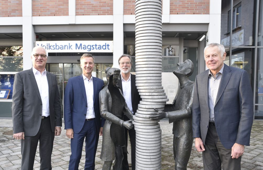 Sie arbeiten an der Fusion (von links): Klaus Vikuk (Vorstand der VR-Bank Magstadt-Weissach), Robert Haegelen von der Volksbank Stuttgart, Andreas Zeller (Vorstandsvorsitzender der VR-Bank Magstadt-Weissach), und Dr. Dieter Steegmüller (Aufsichtsratsvorsitzender der VR-Bank Magstadt-Weissach). Bild: Reichert