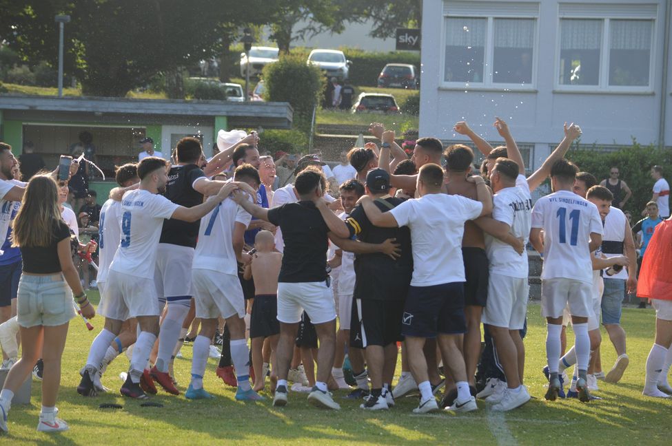 Jubelszenen in Bondorf, der VfL Sindelfingen II spielt nächste Saison wieder in der Kreisliga A.    Bild: Zvizdiç
