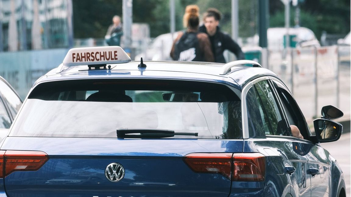 Wenn die Fahrschule absolviert ist, geht es oft ans eigene Auto – allein, die Versicherung kann sehr teuer werden.