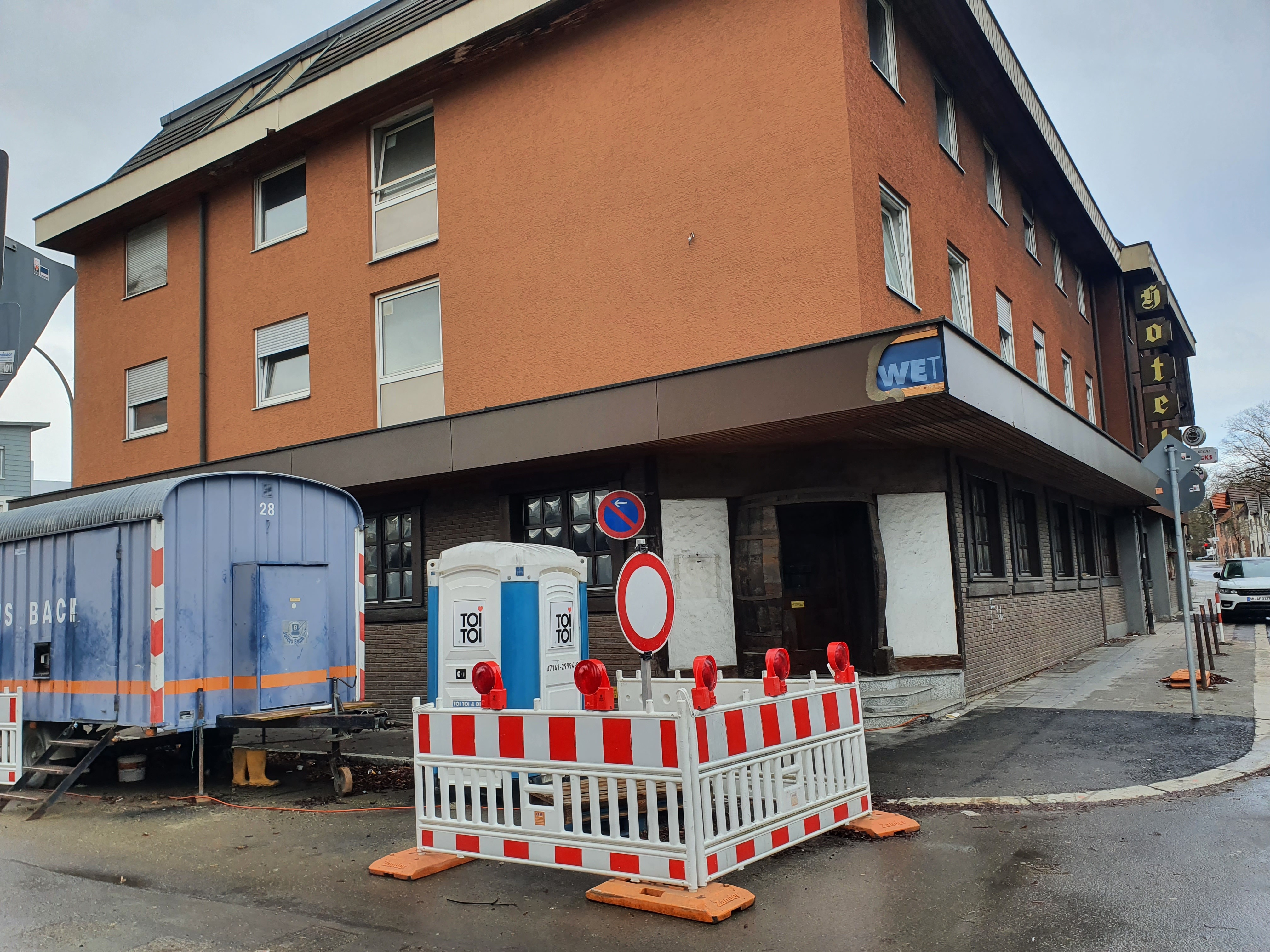 Die Baustelle ist verschwunden, der Bauwagen und die Straßensperrung bleiben. Und in zehn Tagen geht es in der Parallelstraße los.        Bild: Wegner