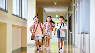 Schülerinnen und Schüler an einer japanischen Grundschule