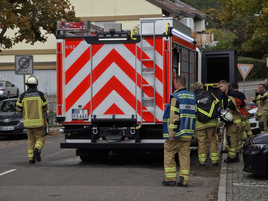 Die Sindelfinger Feuerwehr ist mit einem Großaufgebot vor dem Mehrfamilenhaus in der Leipziger Straße. Bild: SDMG/Dettenmeyer