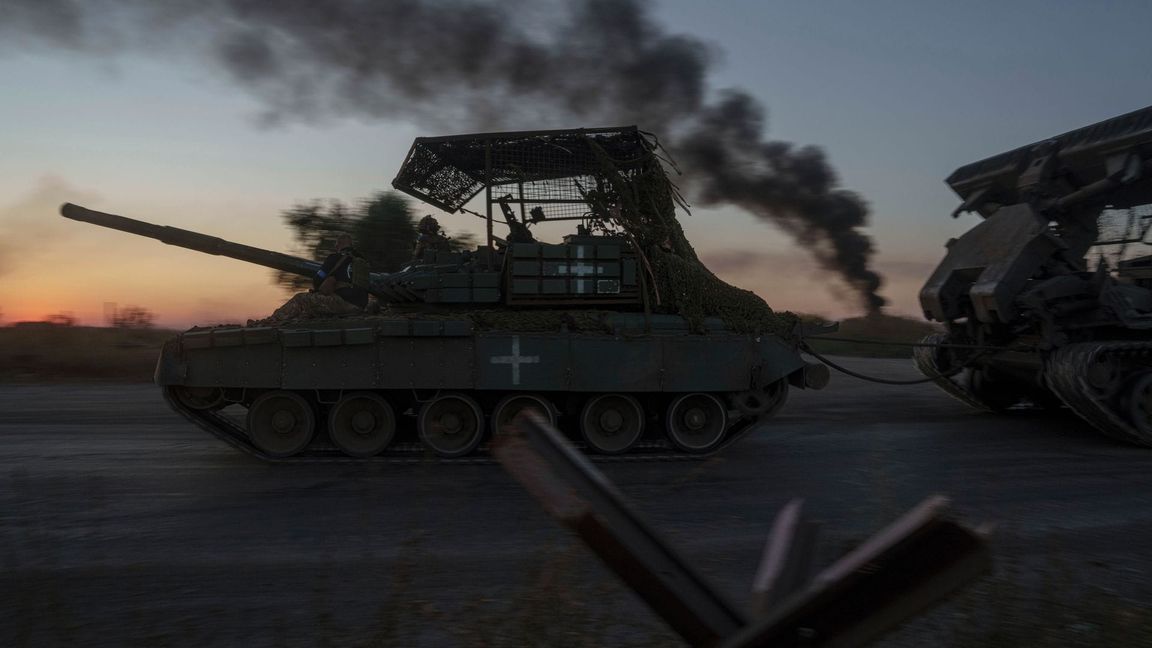 Ukrainische Soldaten auf ihrem Panzer bei Sumy. (Archivbild)