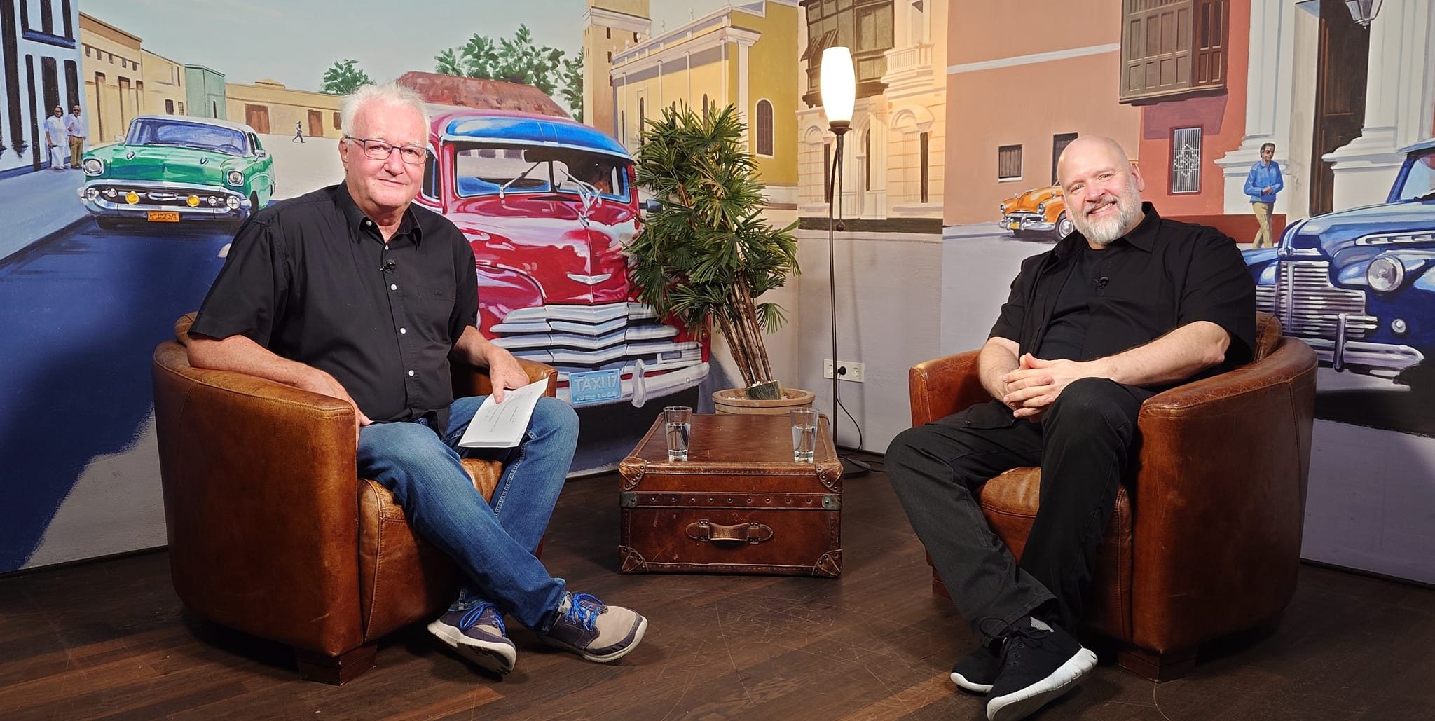 Dr. Ingo Sika (rechts) ist Gründer der Jungen Bühne Sindelfingen. Im Stadtgespräch Böblingen mit Hans-Jörg Zürn (Sindelfinger Zeitung/Böblinger Zeitung) spricht er über zwei aktuelle Produktionen.