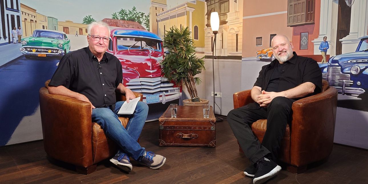 Dr. Ingo Sika (rechts) ist Gründer der Jungen Bühne Sindelfingen. Im Stadtgespräch Böblingen mit Hans-Jörg Zürn (Sindelfinger Zeitung/Böblinger Zeitung) spricht er über zwei aktuelle Produktionen.