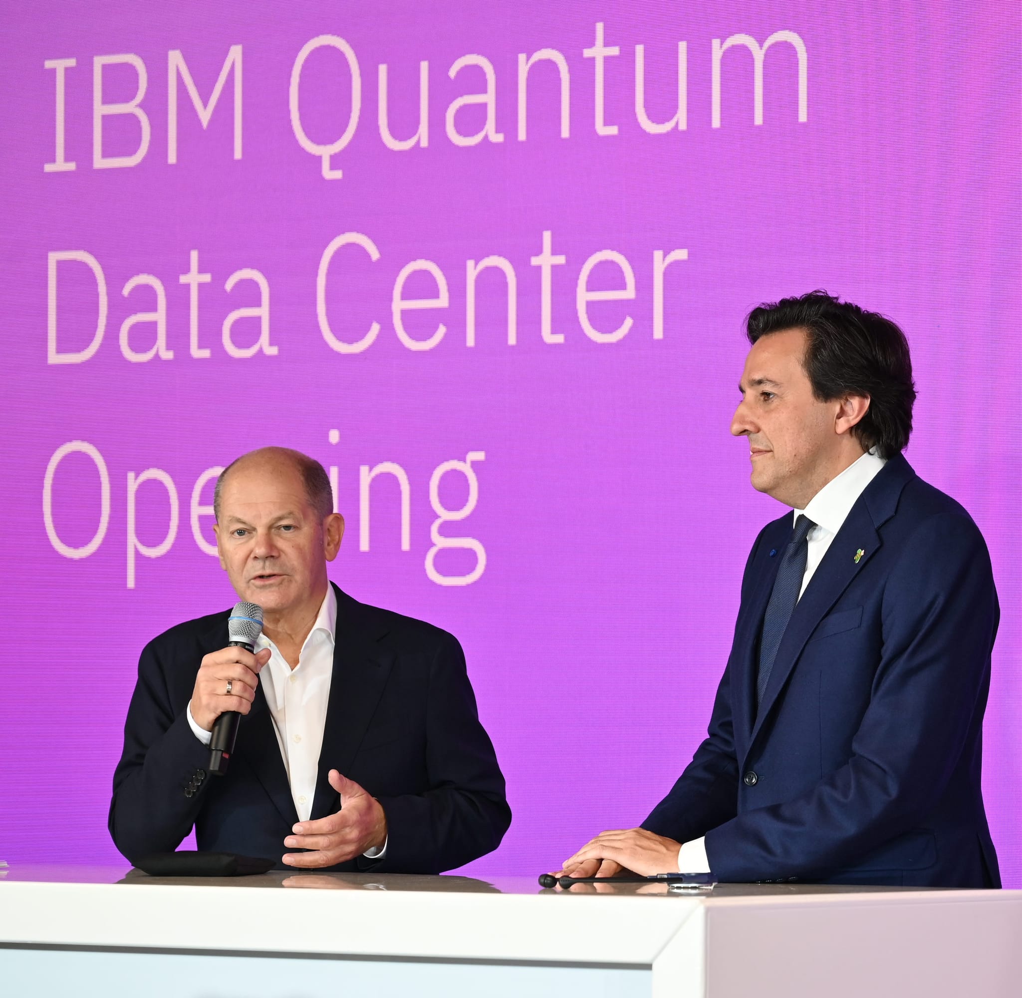 Bundeskanzler Olaf Scholz (links) und Dario Gil, der globale Entwicklungschef der IBM, beim Festakt zur Einweihung des Quantenrechenzentrums des Konzerns in Ehningen.